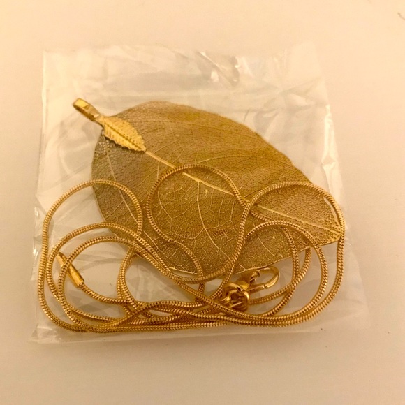 NEW Gold Leaf ๐ Necklace - Picture 3 of 4